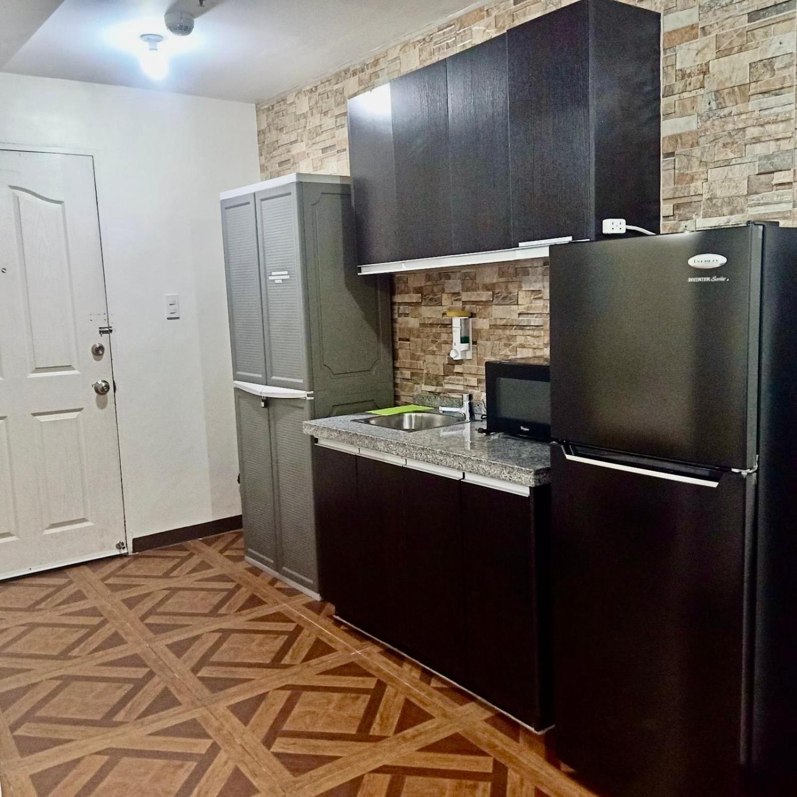 Affordable Makati Apt Манила Экстерьер фото